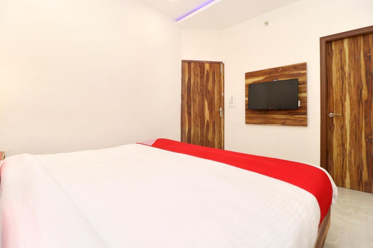 โอโย 22115 โฮเต็ล D พลาซา Hotel Zirakpur ภายนอก รูปภาพ