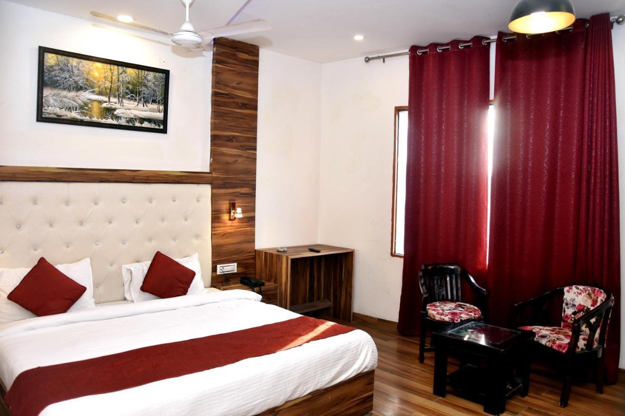 โอโย 22115 โฮเต็ล D พลาซา Hotel Zirakpur ภายนอก รูปภาพ