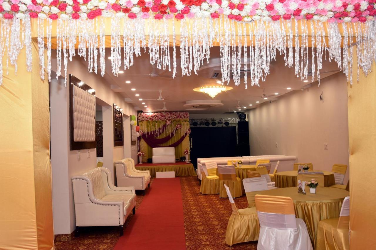 โอโย 22115 โฮเต็ล D พลาซา Hotel Zirakpur ภายนอก รูปภาพ