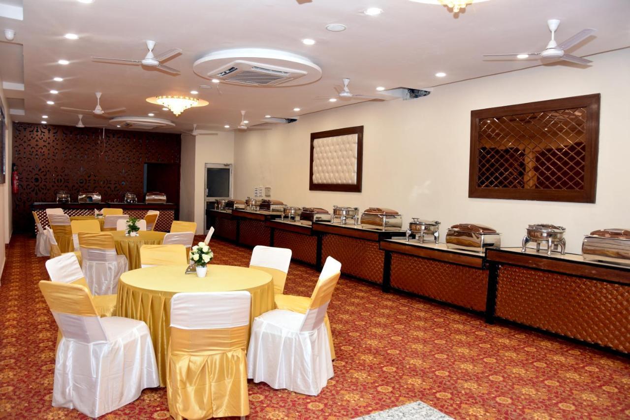 โอโย 22115 โฮเต็ล D พลาซา Hotel Zirakpur ภายนอก รูปภาพ