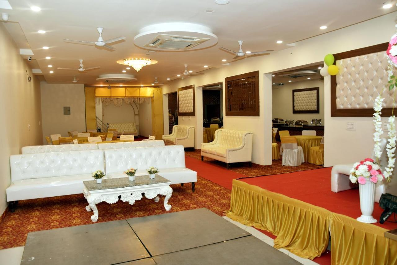 โอโย 22115 โฮเต็ล D พลาซา Hotel Zirakpur ภายนอก รูปภาพ