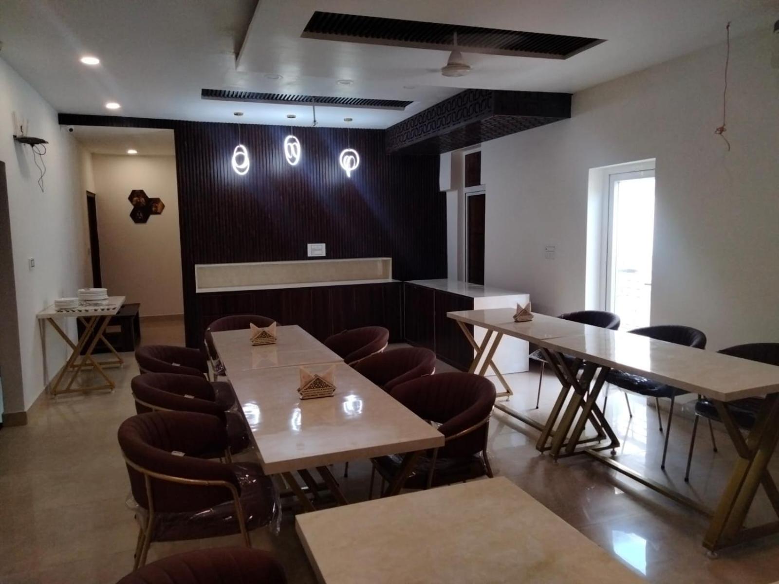 โอโย 22115 โฮเต็ล D พลาซา Hotel Zirakpur ภายนอก รูปภาพ