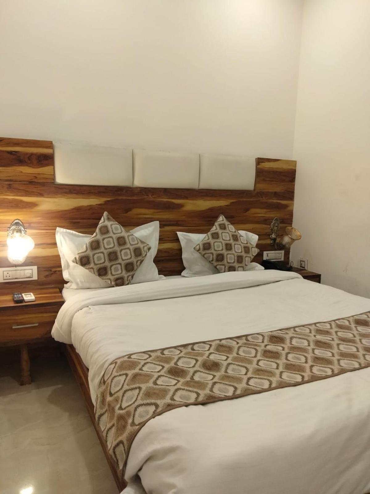 โอโย 22115 โฮเต็ล D พลาซา Hotel Zirakpur ภายนอก รูปภาพ