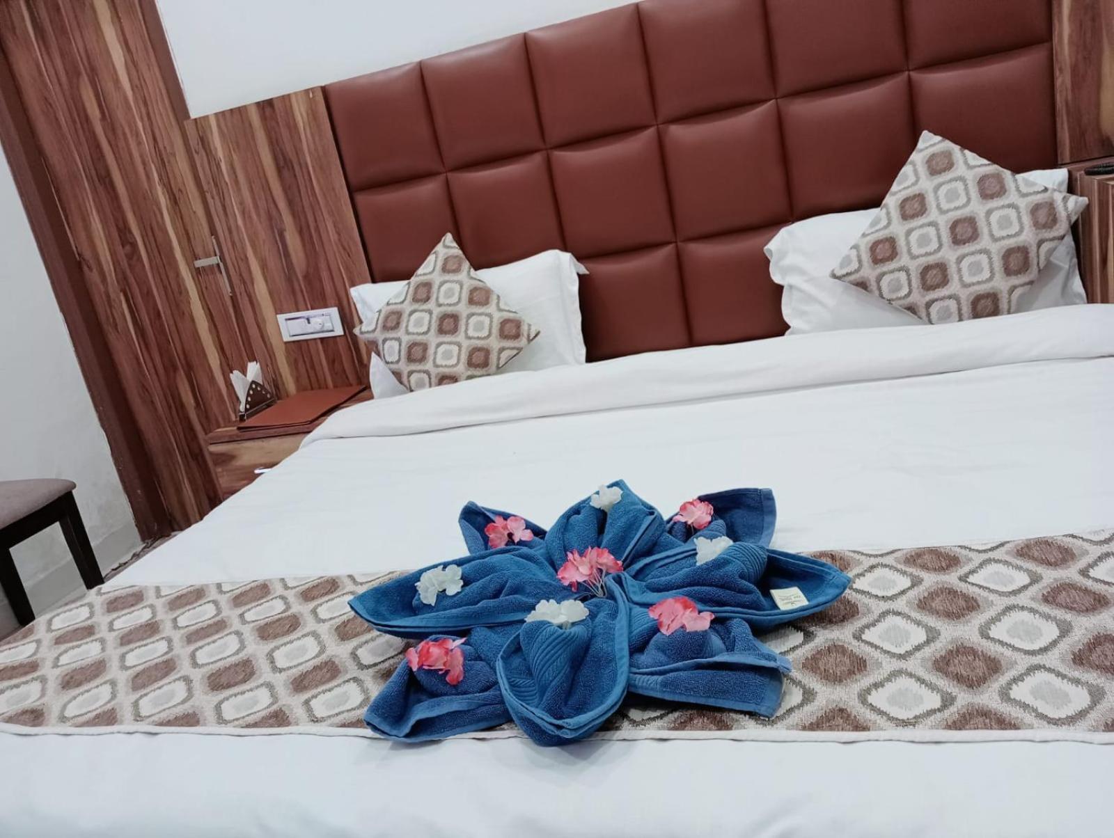 โอโย 22115 โฮเต็ล D พลาซา Hotel Zirakpur ภายนอก รูปภาพ