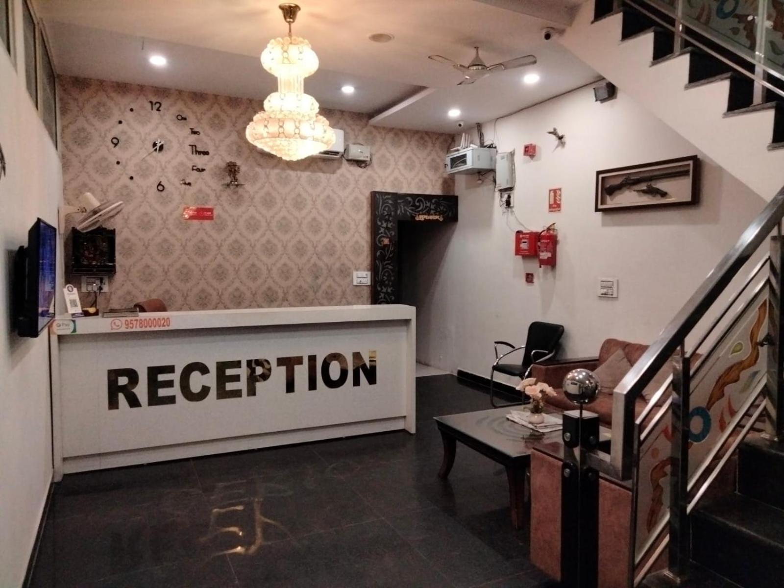 โอโย 22115 โฮเต็ล D พลาซา Hotel Zirakpur ภายนอก รูปภาพ