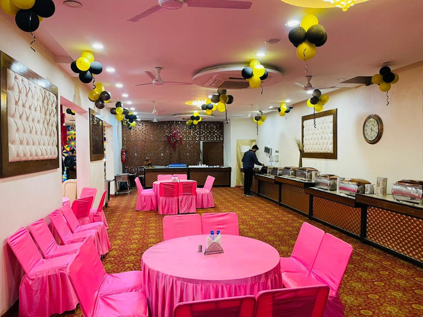 โอโย 22115 โฮเต็ล D พลาซา Hotel Zirakpur ภายนอก รูปภาพ