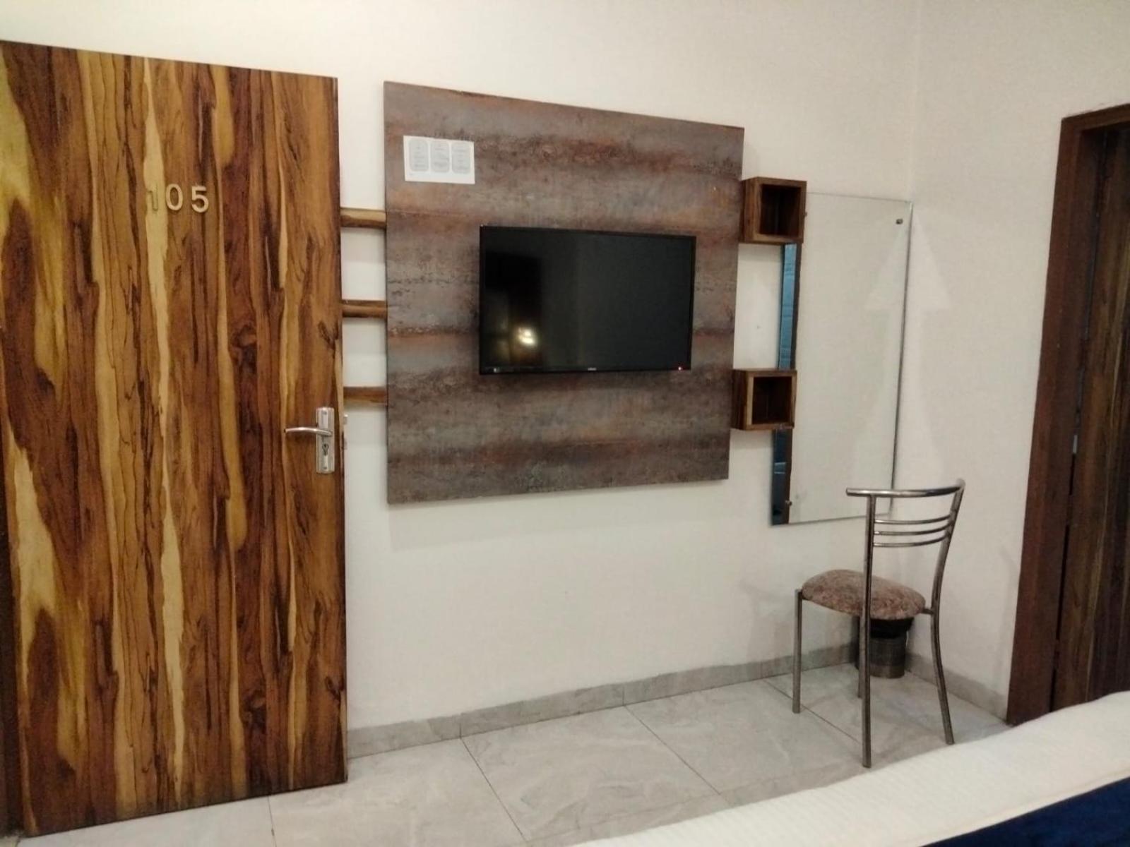 โอโย 22115 โฮเต็ล D พลาซา Hotel Zirakpur ภายนอก รูปภาพ