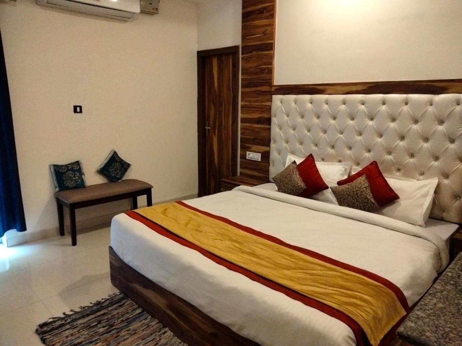 โอโย 22115 โฮเต็ล D พลาซา Hotel Zirakpur ภายนอก รูปภาพ