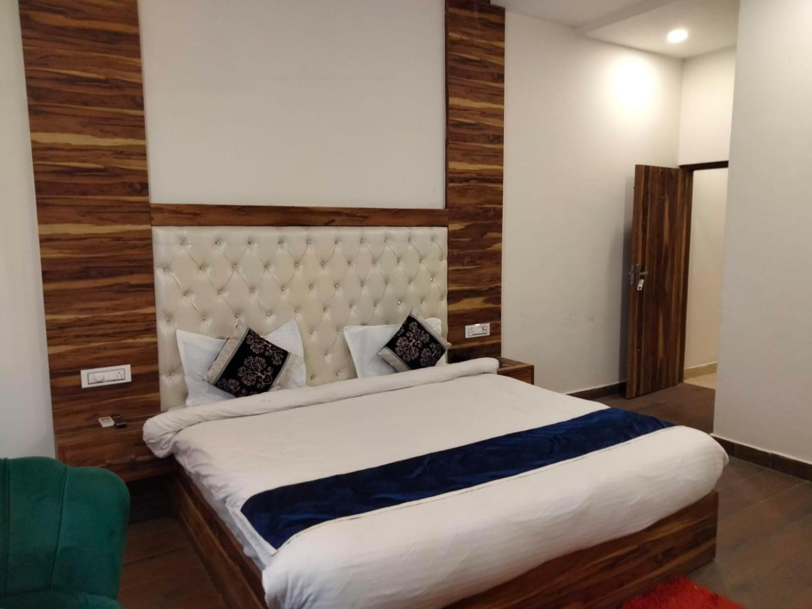 โอโย 22115 โฮเต็ล D พลาซา Hotel Zirakpur ภายนอก รูปภาพ