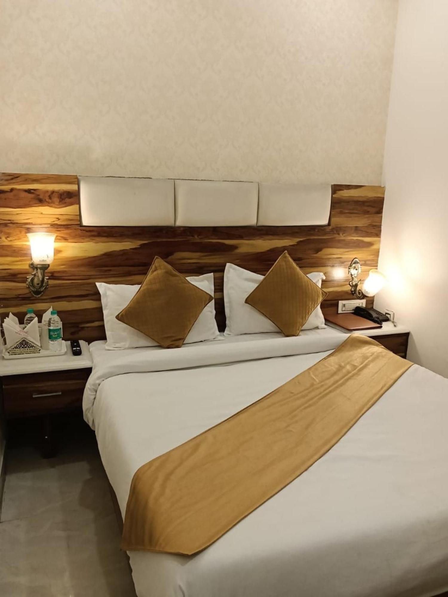 โอโย 22115 โฮเต็ล D พลาซา Hotel Zirakpur ภายนอก รูปภาพ