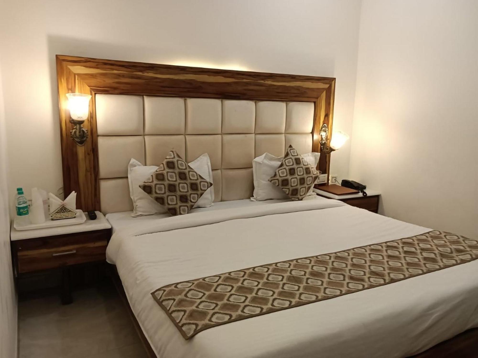 โอโย 22115 โฮเต็ล D พลาซา Hotel Zirakpur ภายนอก รูปภาพ