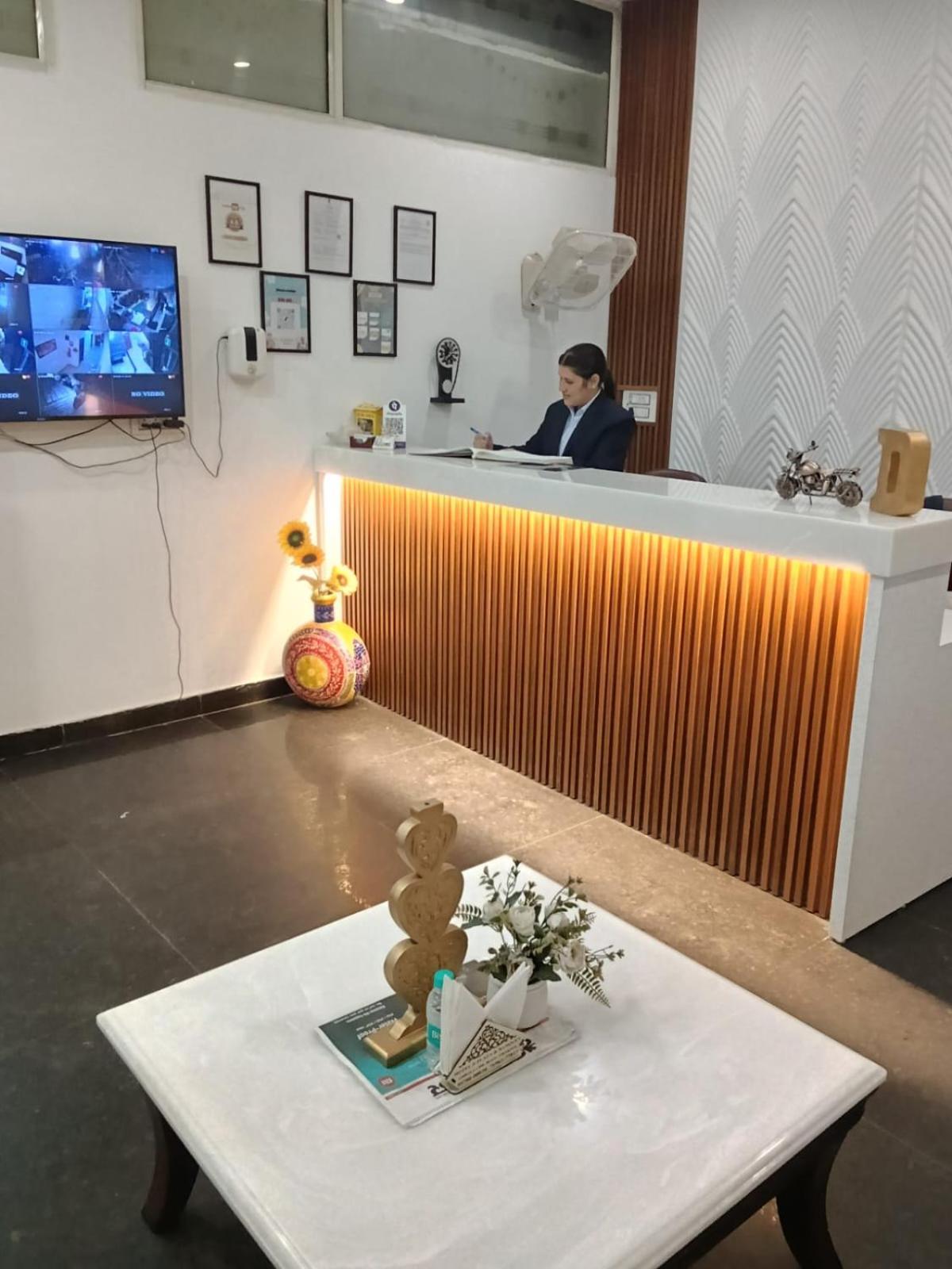 โอโย 22115 โฮเต็ล D พลาซา Hotel Zirakpur ภายนอก รูปภาพ